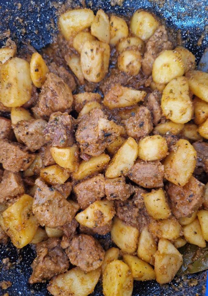 Una foto de Carne de cerdo con patatas