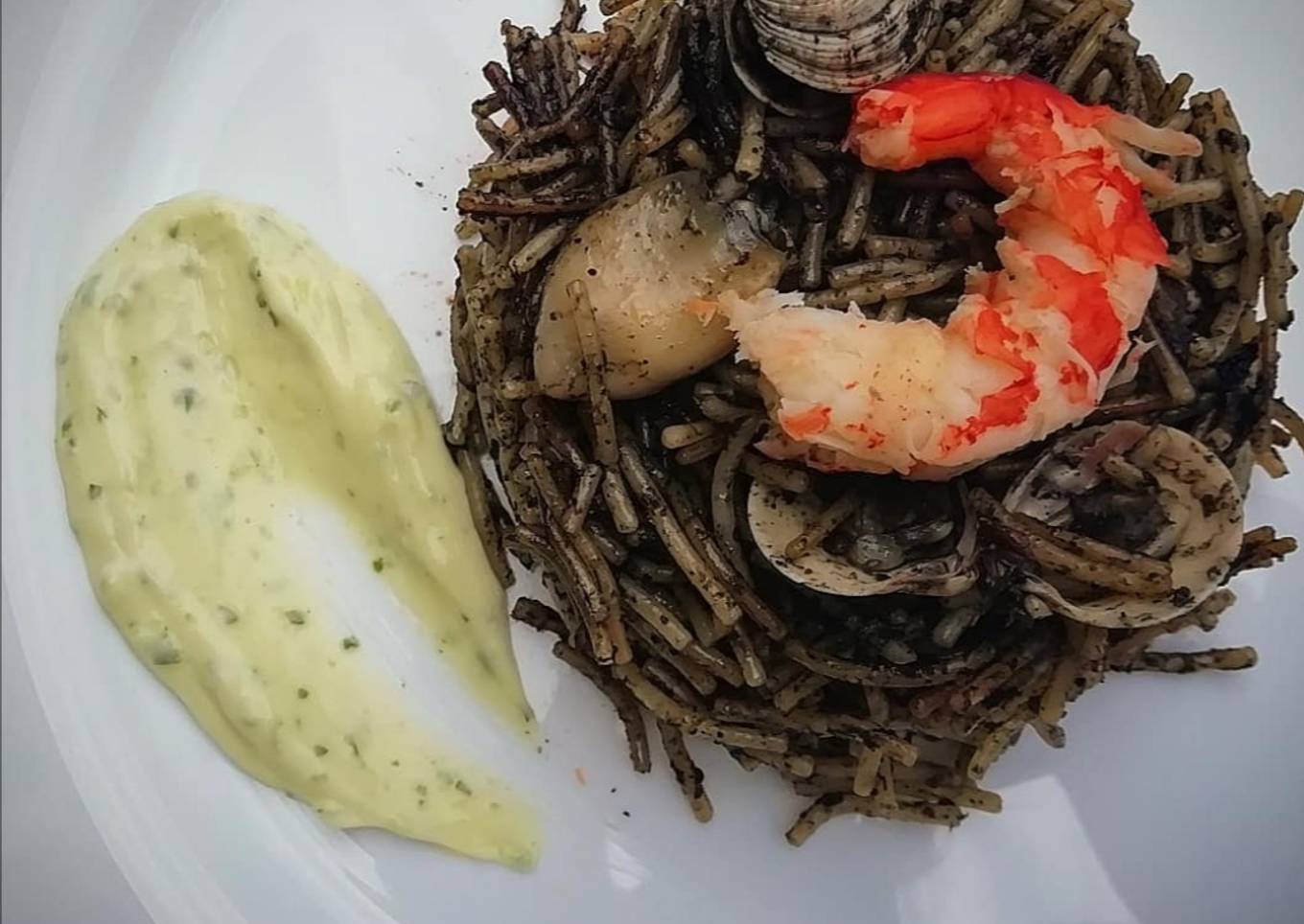 Fideuá con tinta de calamar