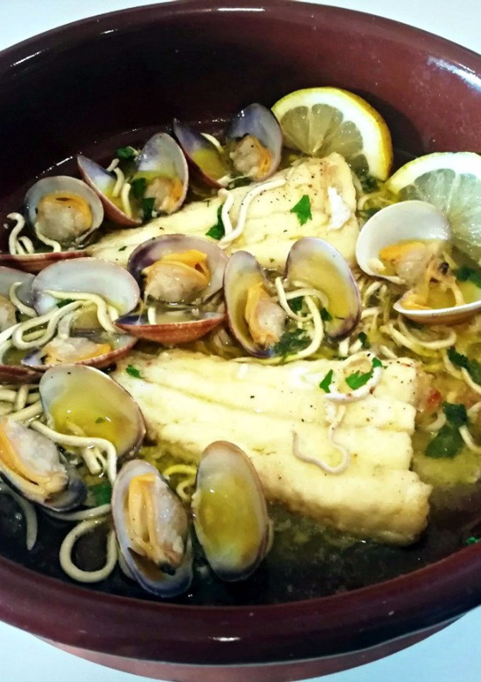 Una foto de Cola de merluza con almejas y gulas