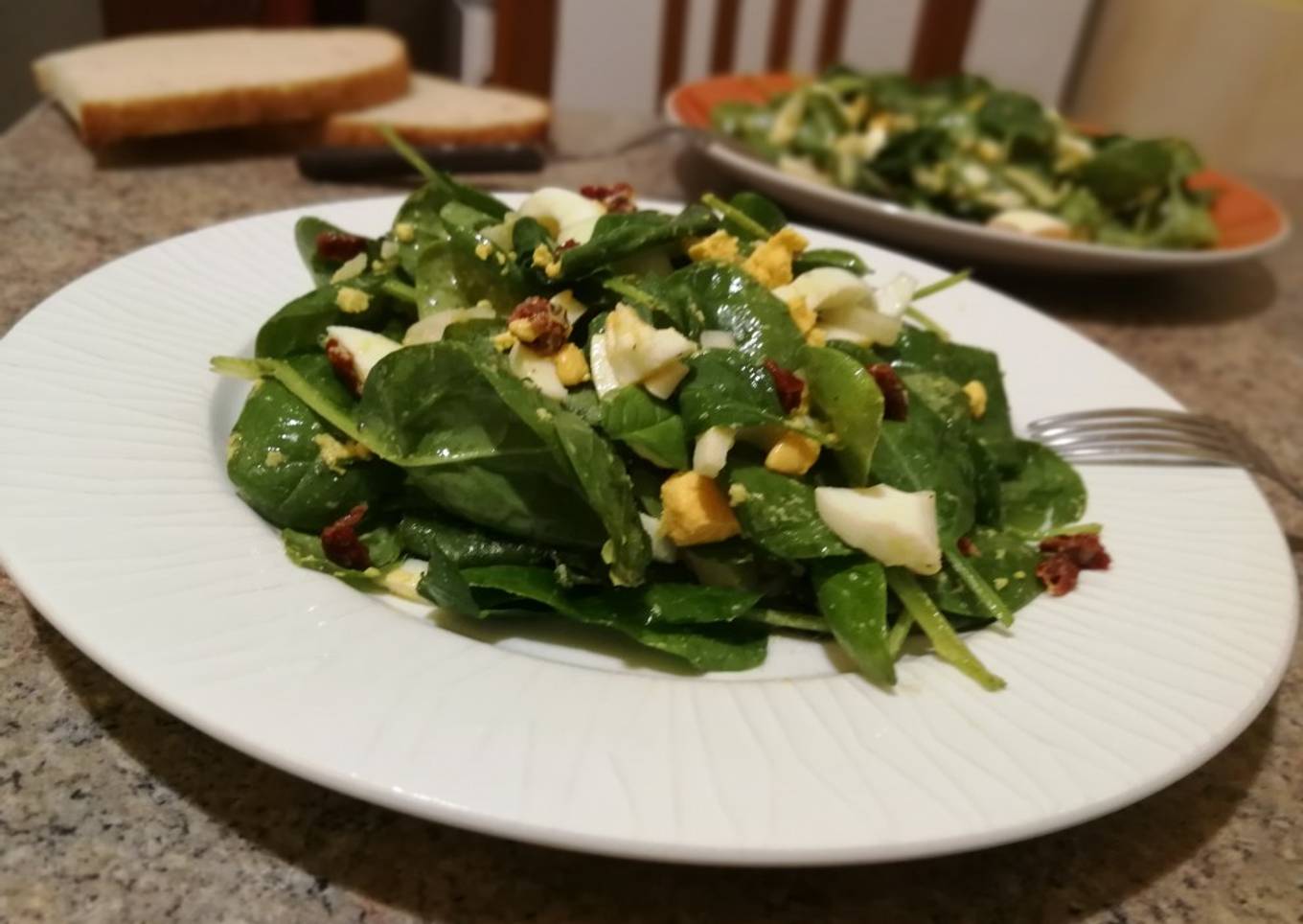 Ensalada de espinaca con huevos