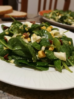 Una foto de Ensalada de espinaca con huevos