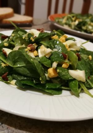 Una foto de Ensalada de espinaca con huevos