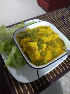 Una foto de Sopita de pollo con habichuelas y papá criolla
