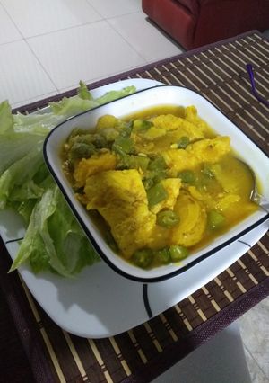Una foto de Sopita de pollo con habichuelas y papá criolla