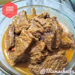 A picture of Semur daging sapi.