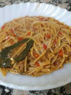 Una foto de Tallarines salteados con salsa estofado