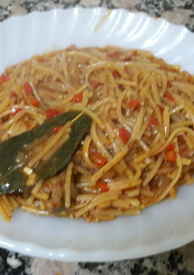 Una foto de Tallarines salteados con salsa estofado