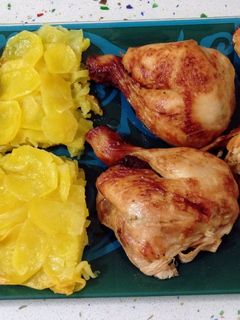 Una foto de Picantón y milhojas de patatas asados