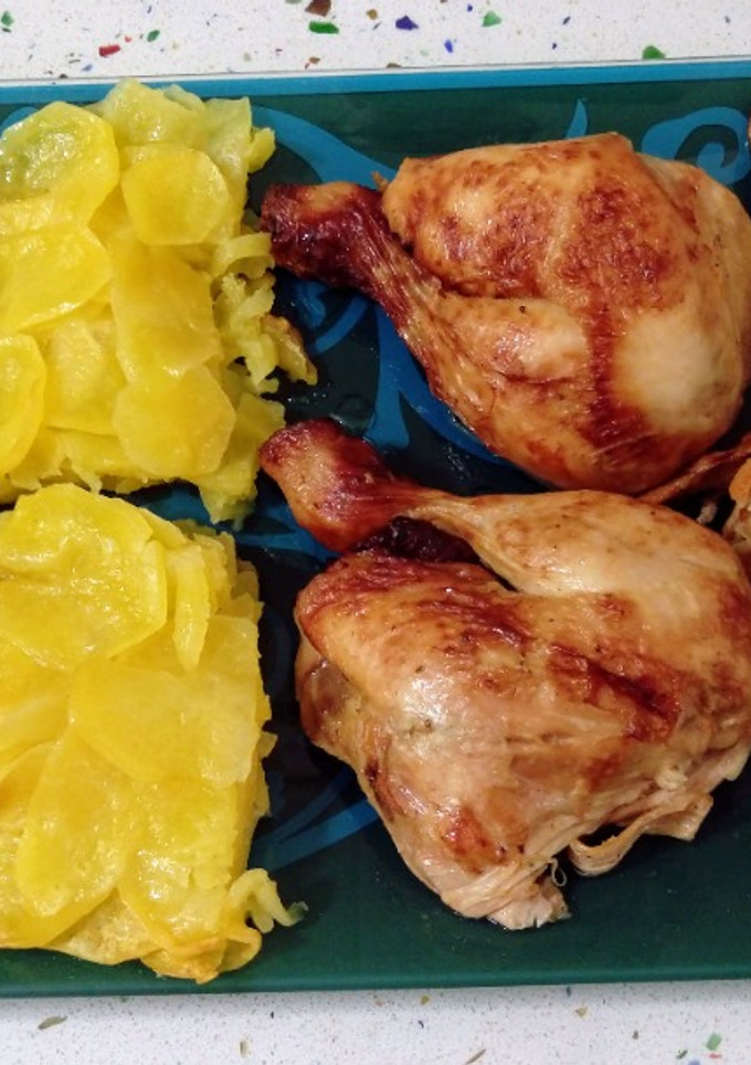 Una foto de Picantón y milhojas de patatas asados