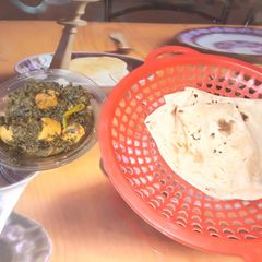 A picture of Palak methi chicken.