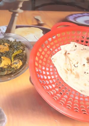 A picture of Palak methi chicken.