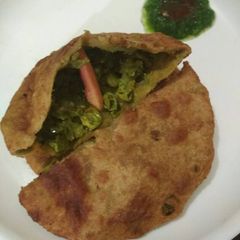 A picture of Matar ki kachori.