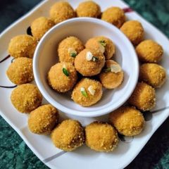 A picture of Besan Ladoo.