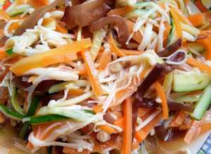 涼拌金針菇（開胃涼拌菜）（素食料理）（清冰箱料理） 的食譜成品照片