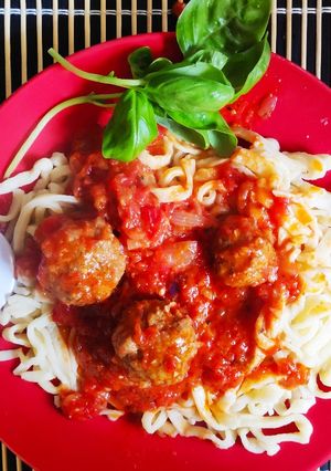 Una foto de Tallarines caseros al huevo con albóndigas de película