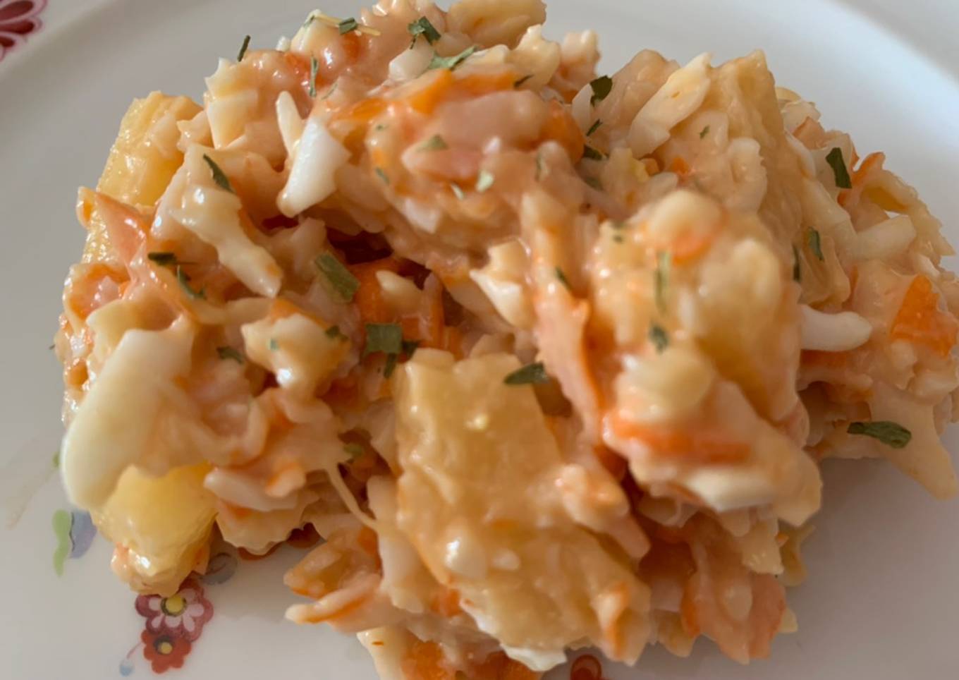 Ensalada con palitos de cangrejo y piña