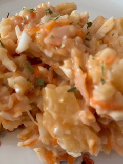 Una foto de Ensalada con palitos de cangrejo y piña