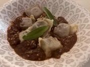 Una foto de pasta con morcilla