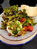 Ensalada de burrata con kale crujiente, tomates y espárragos asados y aliño de albahaca con miel