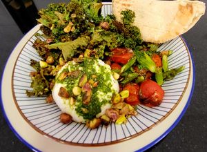 Foto principal de Ensalada de burrata con kale crujiente, tomates y espárragos asados y aliño de albahaca con miel