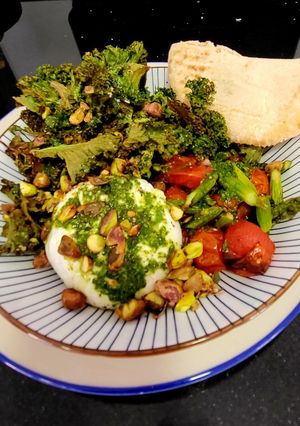 Foto principal de Ensalada de burrata con kale crujiente, tomates y espárragos asados y aliño de albahaca con miel