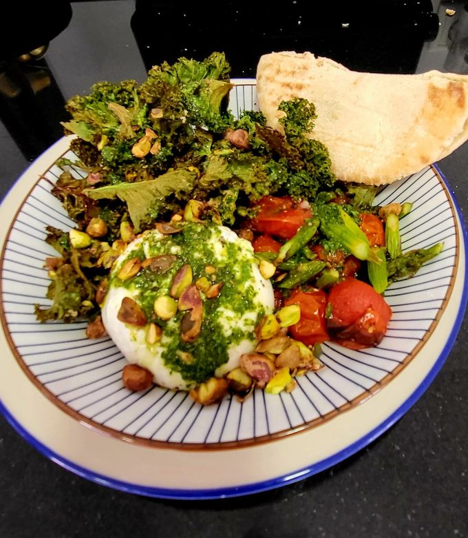 Foto principal de Ensalada de burrata con kale crujiente, tomates y espárragos asados y aliño de albahaca con miel