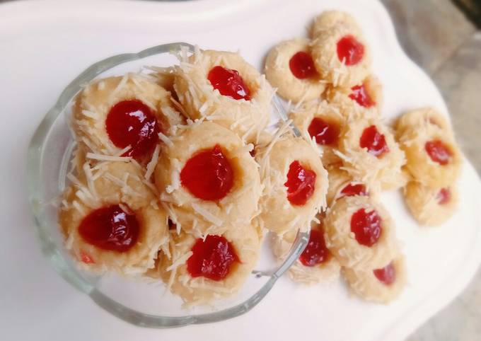 Resep Strawberry thumbprint cookies oleh Mama Ry - Cookpad