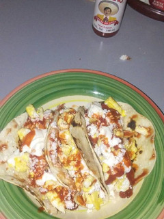 Una foto de Tacos de huevo y chimol