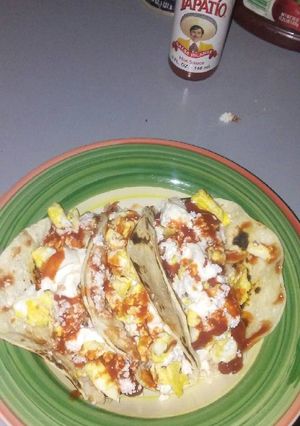 Una foto de Tacos de huevo y chimol