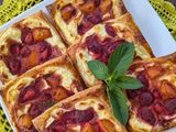 Слойки з сиром і ягодами