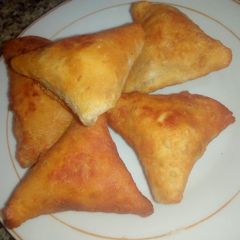 A picture of Pastry samosa's.