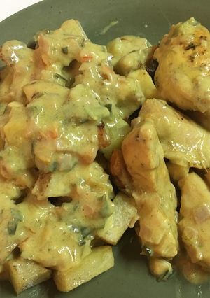 Una foto de Pechugas con papas cuadradas a la mostaza