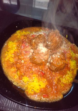 Una foto de Arroz amarillo con albóndigas. Hecho por Mayra!