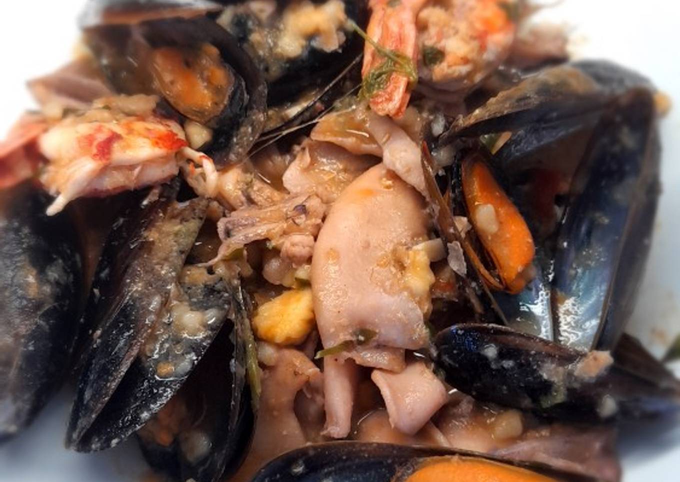 Guiso marinero con calamar, gambón y mejillones