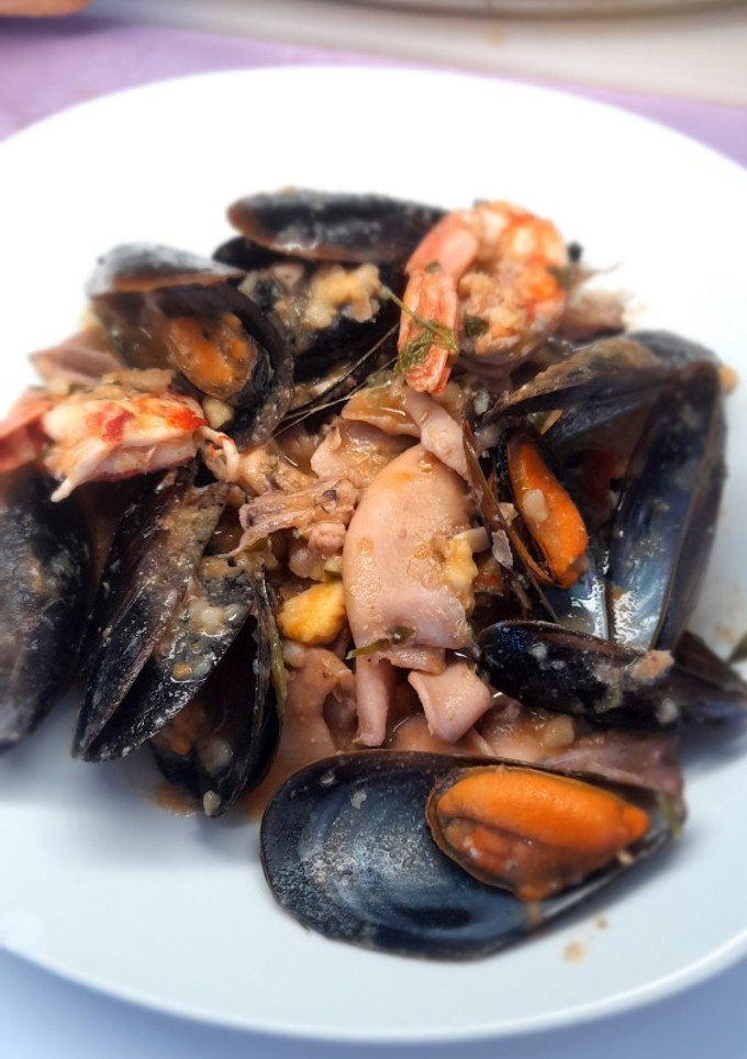 Una foto de Guiso marinero con calamar, gambón y mejillones