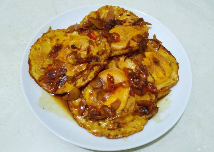 Telur ceplok bumbu kecap pedas