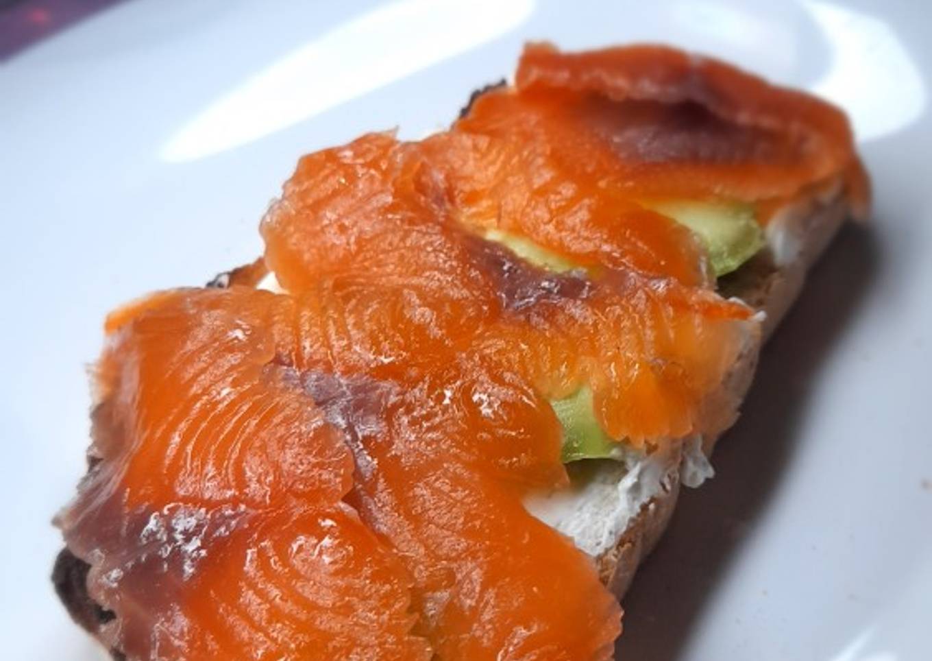 Tostadas de salmón ahumado con aguacate y queso Philadelphia