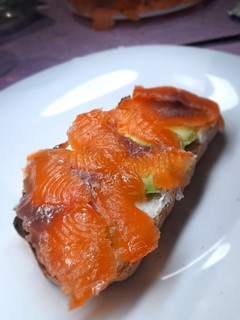 Foto principal de Tostadas de salmón ahumado con aguacate y queso Philadelphia