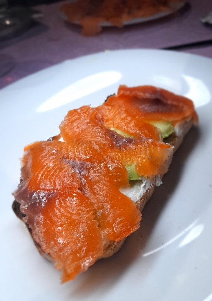 Una foto de Tostadas de salmón ahumado con aguacate y queso Philadelphia