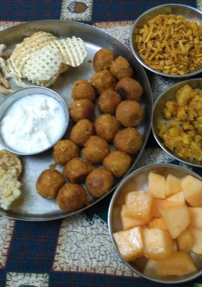 ફરાળી ગુજરાતી થાળી રેસીપી મુખ્ય ફોટો
