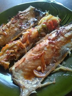 Una foto de Caballa al horno, con refrito de jengibre, ajos y pimentón