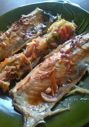 Una foto de Caballa al horno, con refrito de jengibre, ajos y pimentón