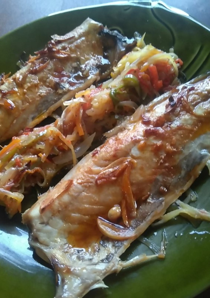 Una foto de Caballa al horno, con refrito de jengibre, ajos y pimentón