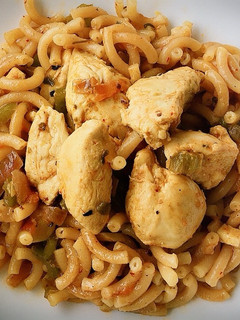Una foto de Sartenada de fideos con pollo al toque pimentero