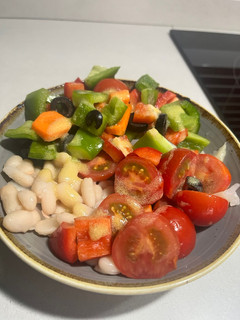 Una foto de Ensalada de alubias, bacalao y verduras