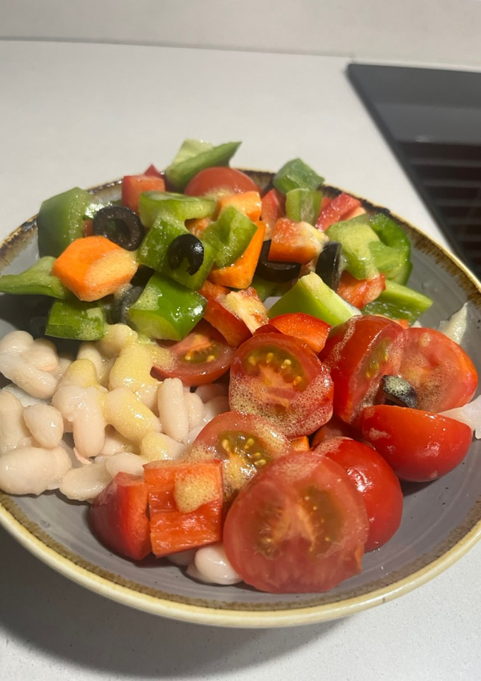 Una foto de Ensalada de alubias, bacalao y verduras