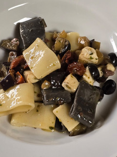 Una foto de Pasta con berenjenas, tomate seco y aceitunas