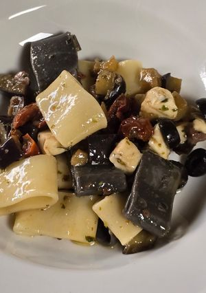 Una foto de Pasta con berenjenas, tomate seco y aceitunas