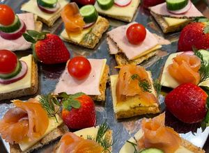 صورة لوصفة فطور التوست الكامل الحبة مع الاجبان والسلمون والتركي المدخن 🥪🥪🥪🥪