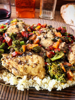 Una foto de Cuscús con pollo y verduras estilo marroquí (fácil y rápido)